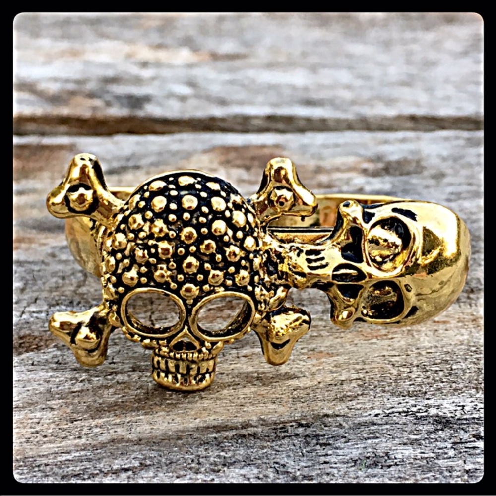 LAST ONE!! Gold Two-Finger Skull Ring! NEW!